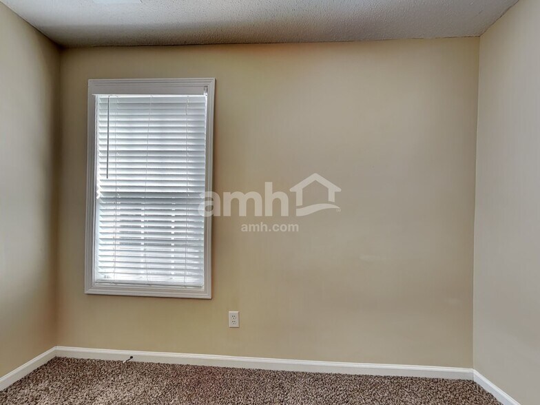 Building Photo - 34 Old Farm Rd