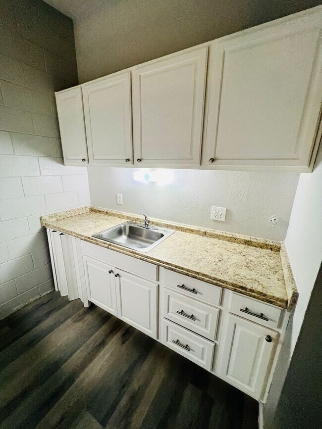 Building Photo - Freshly Painted 1bd/1bth with Air Conditio...