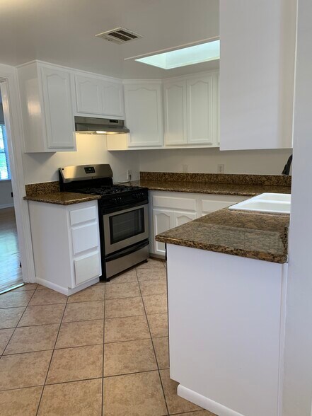 Building Photo - 10760 Russett Ave