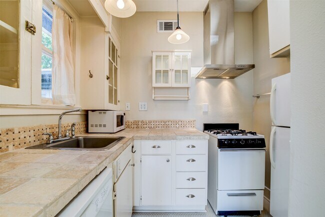 Building Photo - 1001 Bomar St