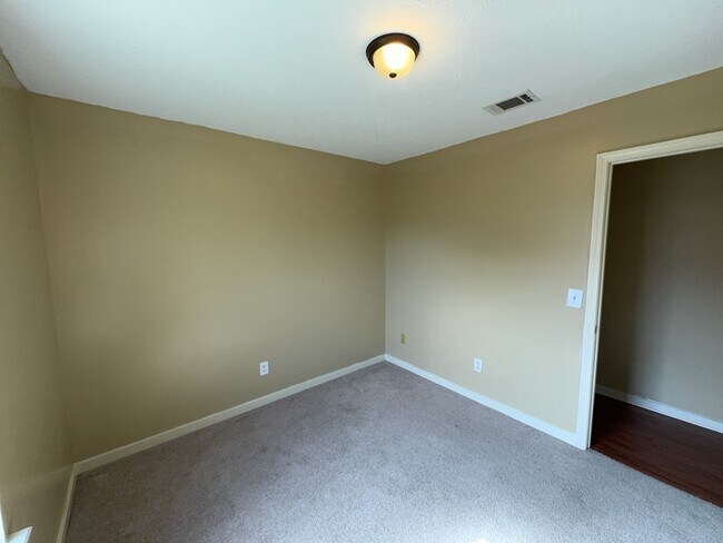 Building Photo - 1905 Christine Dr