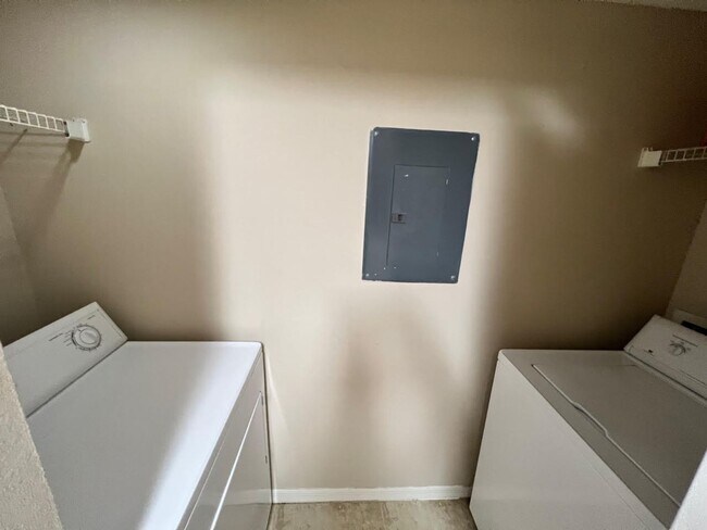 Building Photo - FULLY FURNISHED MAY AVAILABILITY - 1 Bed 1...