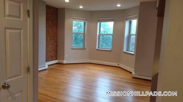 Building Photo - 390 Riverway