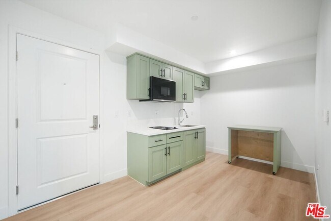 Building Photo - 3221 W 71st St