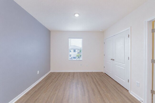 Building Photo - Like-New End-Unit 3 Bedroom Townhome