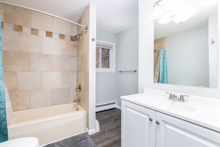 Building Photo - 15 Lake Dr