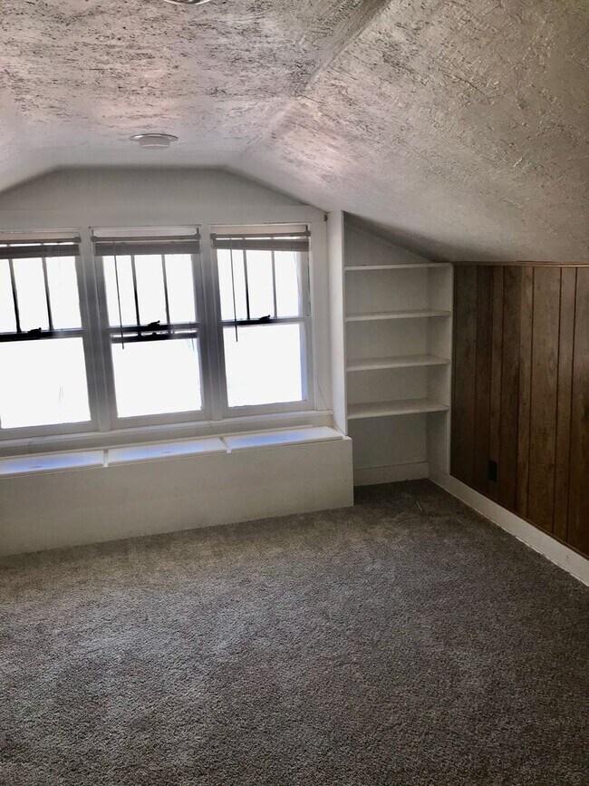 Building Photo - 4 Bedroom, 2 Bath in Sunset Terrace!