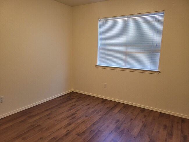 Building Photo - NW 4 Bedroom 2.5 Bath Home Available now!