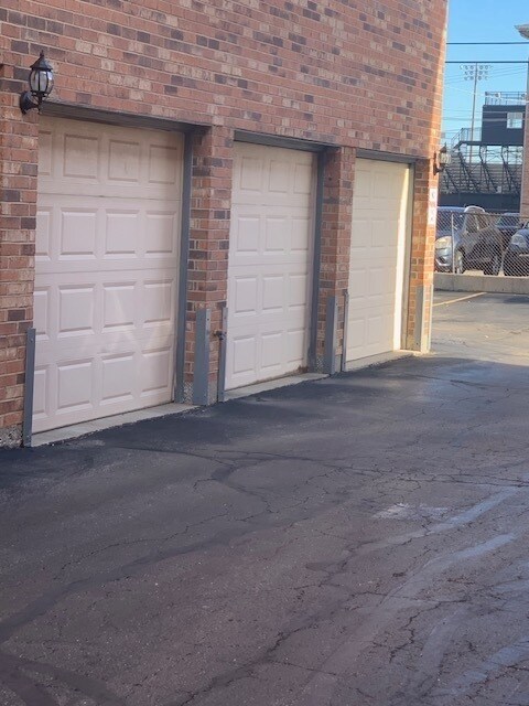 Building Photo - 10541 Parkside Ave