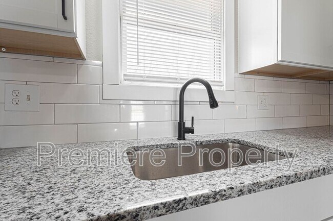 Building Photo - 721 E College St