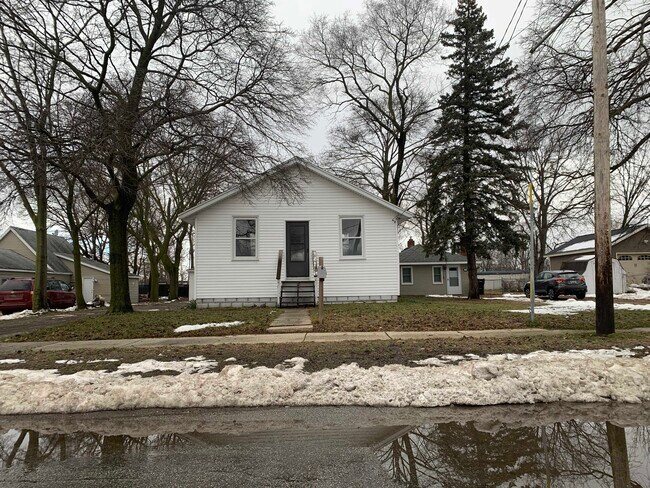 Building Photo - 27 Maplelawn St SE