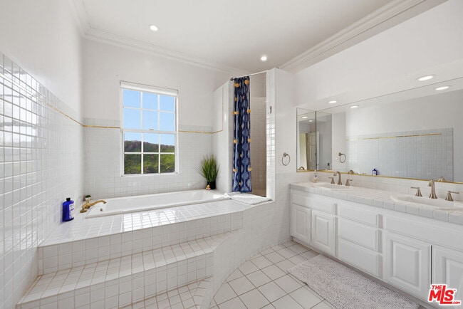 Building Photo - 501 Sadie Rd