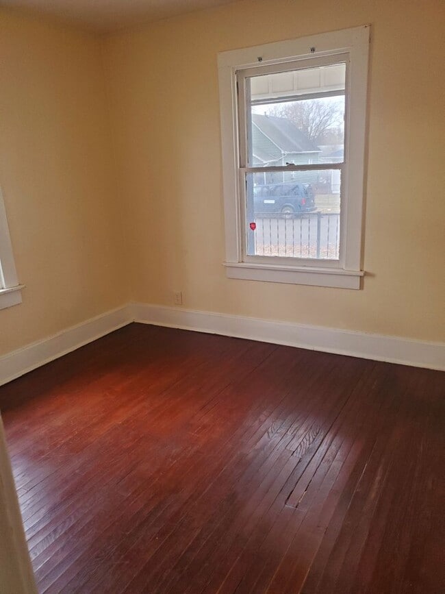 Building Photo - Coming Soon! Well Maintained and Clean 2br/1ba House with Hardwood Throughout