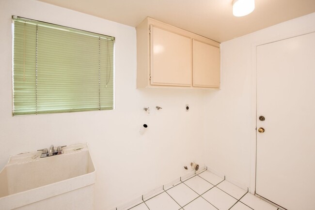 Building Photo - Rose Hills