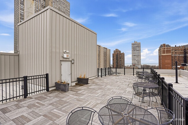 Building Photo - 3900 N Pine Grove Ave