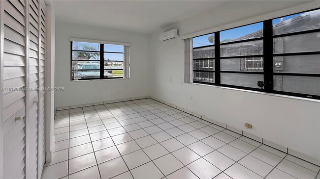 Building Photo - 8877 SW 36th St