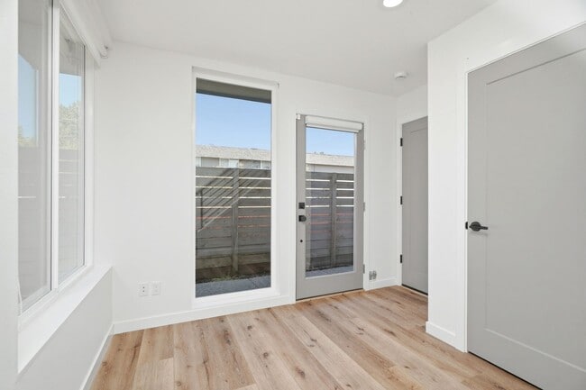 Building Photo - Modern 2 Bedroom with Rooftop Retreat and Garage