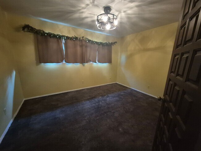 Building Photo - Spacious 4 bedroom 2 bath