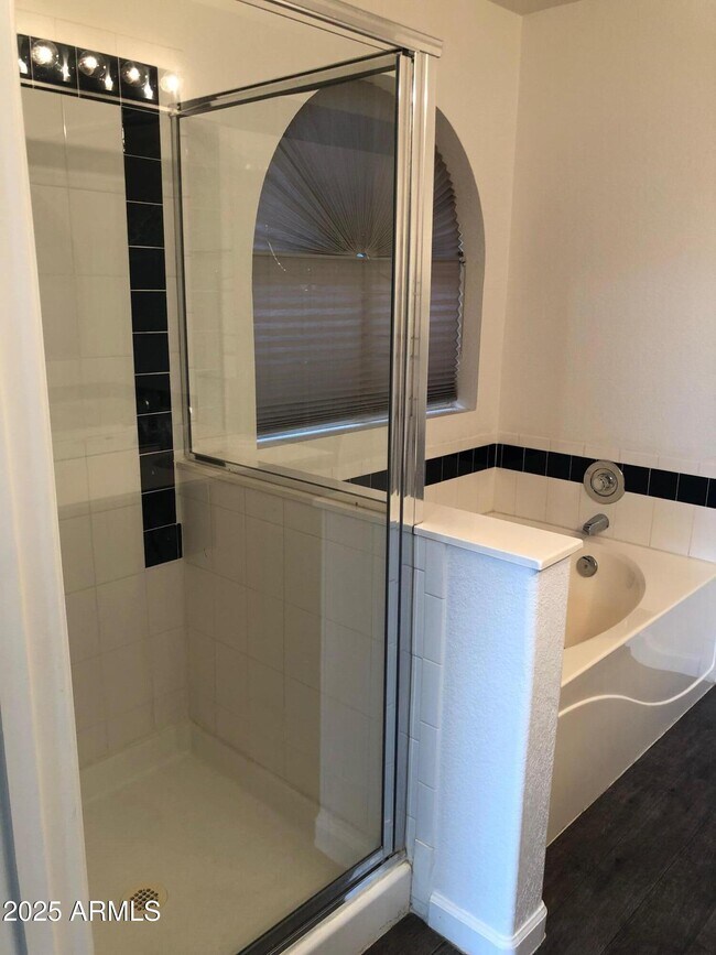 Building Photo - 735 E Baylor Ln