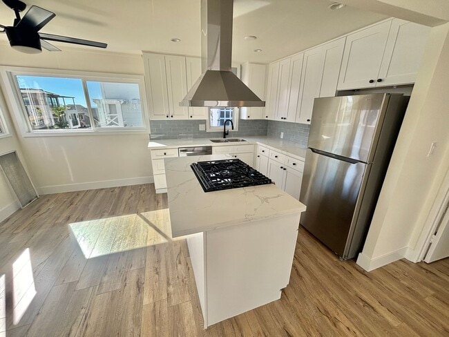Building Photo - Fully Renovated 2bd/1ba! Just a block from...