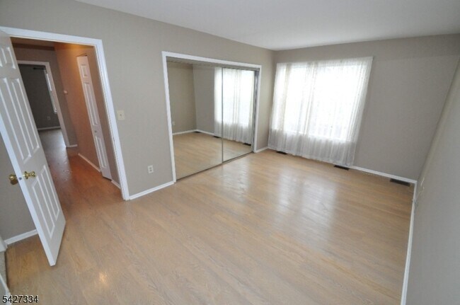 Building Photo - 352 Greenbriar Dr