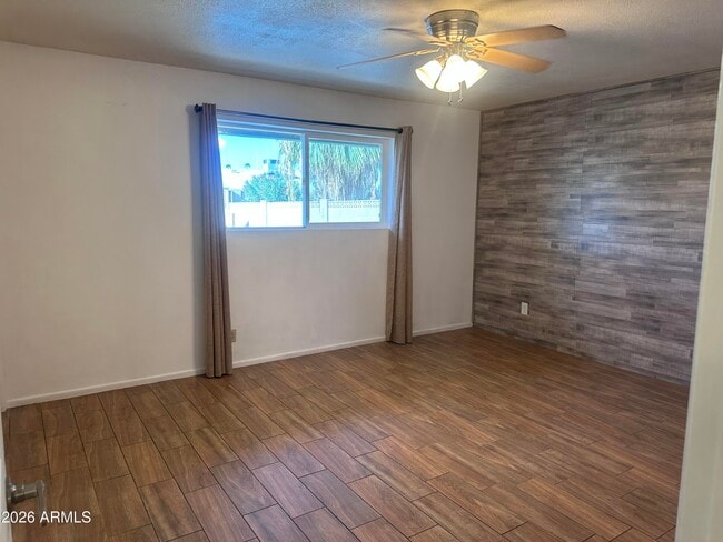Building Photo - 308 E Ellis Dr