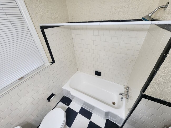 Building Photo - West Baltimore 2.5 Bedroom 1.5 Bathroom To...