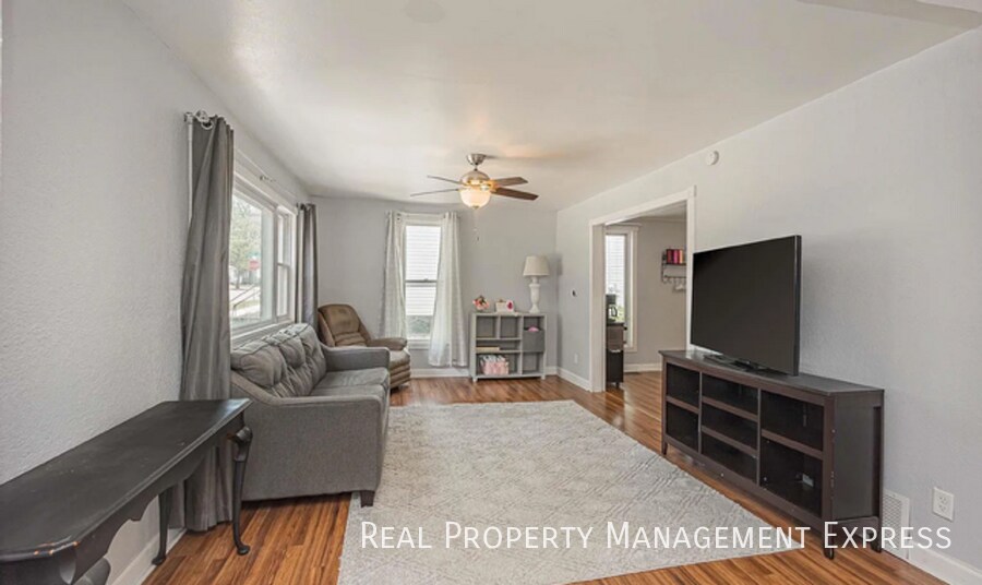 Building Photo - 4 Bedroom 2 Bathroom Home in Sioux Falls