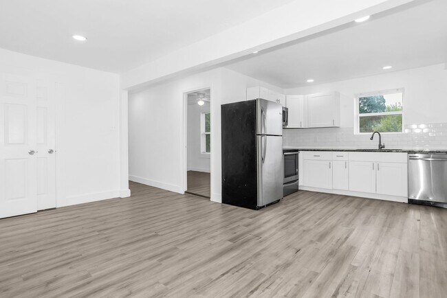 Building Photo - 2737 Stuart Dr