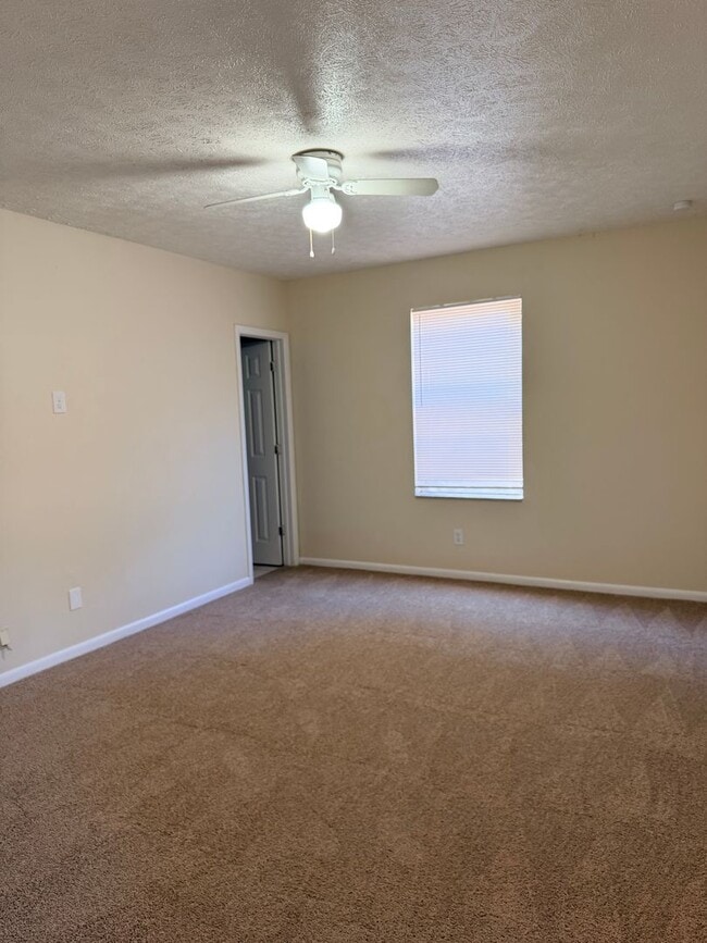 Building Photo - 3 bedroom 2 bath 1 Car Garage Single Family Home