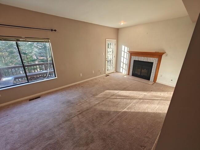 Building Photo - Multi unit townhome