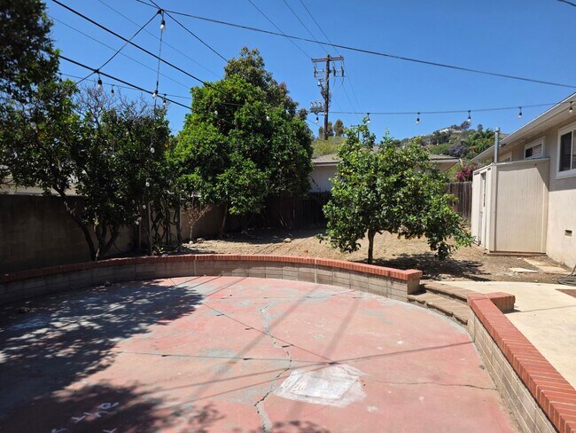 Building Photo - 4+2 Single Family home on desirable Ventura street Near Hospital