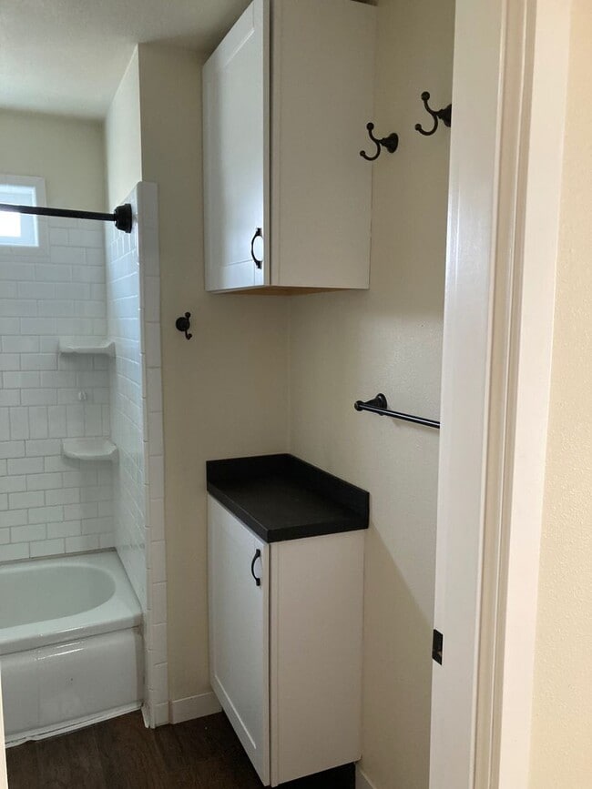 Building Photo - Spacious Multi-Level Apartment in the Hear...