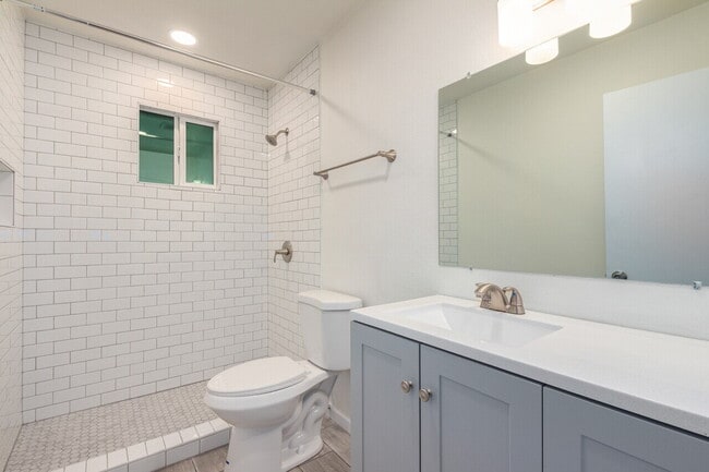 Building Photo - 2 Bed / 1 Bath in Phoenix — 900 Sq Ft with Covered Parking & Private Storage