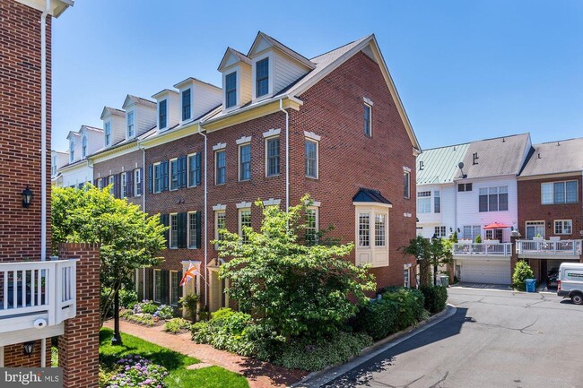 Building Photo - 1221 Roundhouse Ln