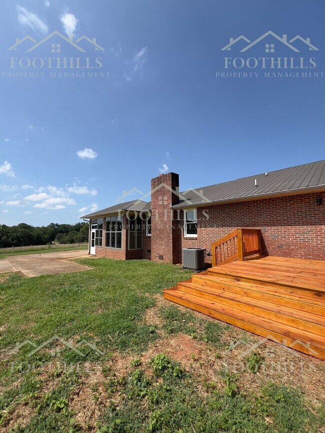 Building Photo - Peaceful Country Living with Stunning View...