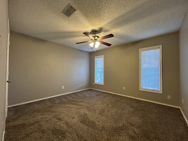 Building Photo - Duplex Located Minutes From Shopping, Entertainment & Restaurants!