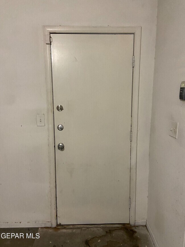 Building Photo - 6721 El Parque Dr