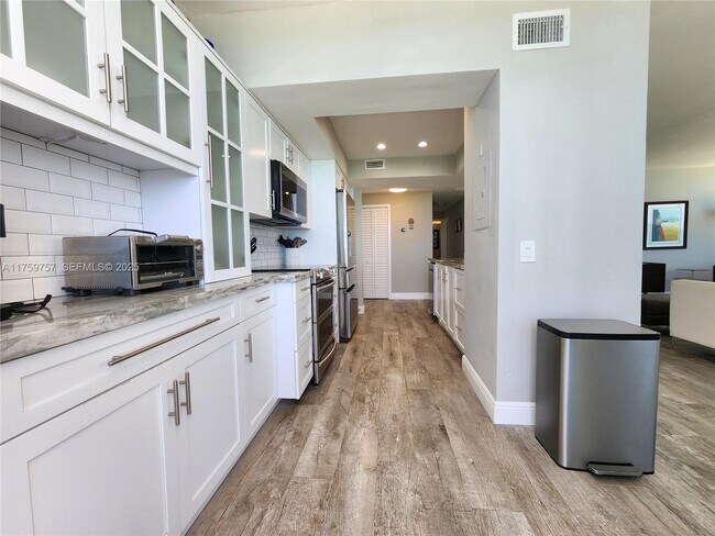 Building Photo - 3505 S Ocean Dr