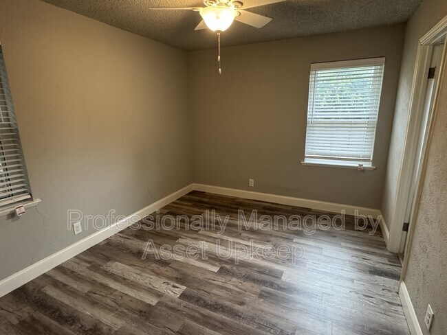 Building Photo - 1223 Dumont Dr