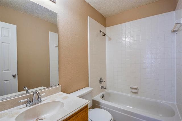 Building Photo - 2406 Weatherby Dr