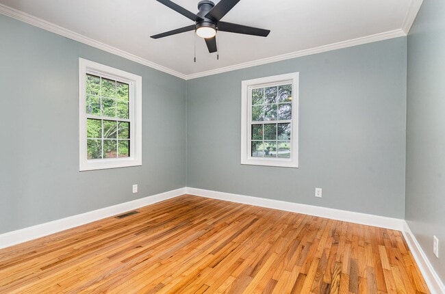 Building Photo - Beautifully Renovated 3-Bedroom Home in Fr...