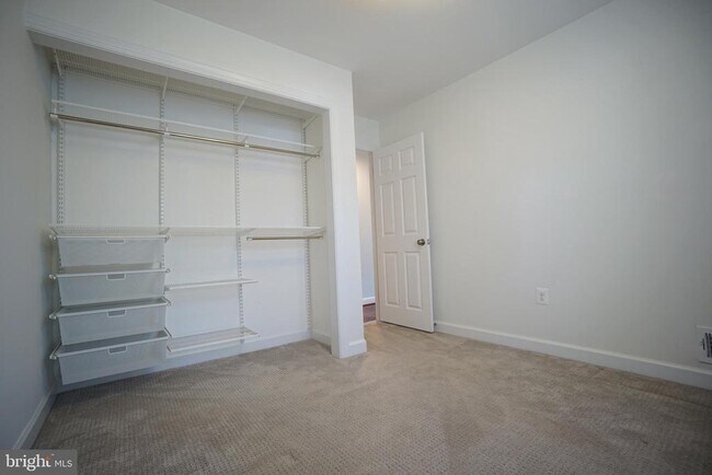 Building Photo - 322 Sugarland Run Dr