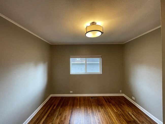 Building Photo - West Seattle - 2 bedroom and 1 bathroom