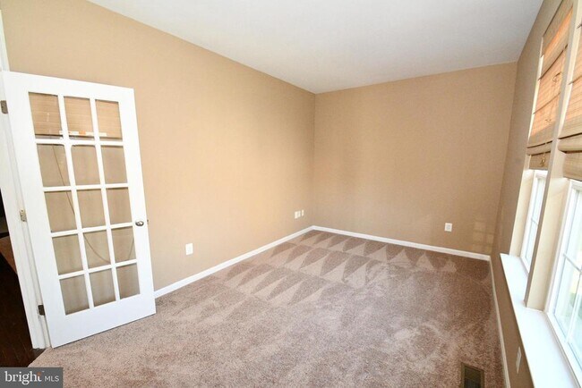 Building Photo - 9 Latham Ln