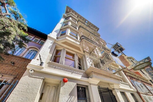 Building Photo - 860 Bush St