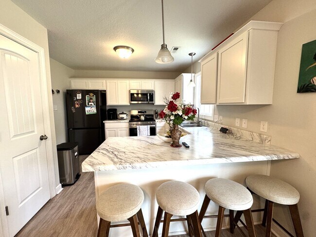 Building Photo - Beautiful Home! Convenient to Camp Lejeune!