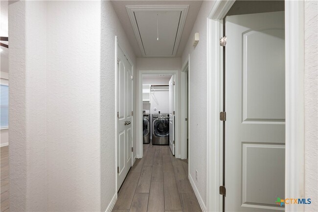 Building Photo - 2089 Egret Ave