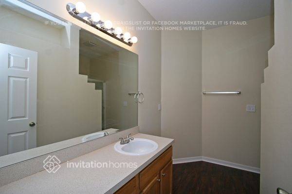 Building Photo - 1613 Stanley Ave