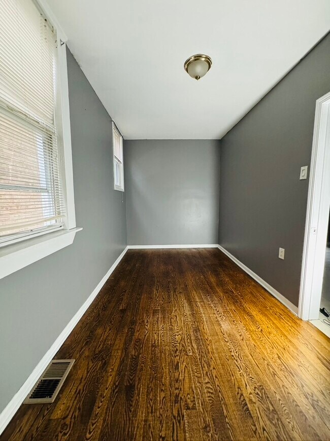 Building Photo - 2123 N Mango Ave